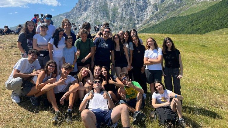 Il gruppo di giovani coinvolti in una escursione in montagna organizzata dalla Pastorale Giovanile della Diocesi di Roma