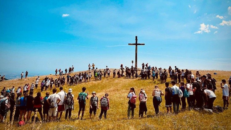 Momento di preghiera durante un'escursione organizzata dalla Pastorale Giovanile della Diocesi di Roma
