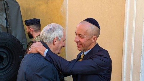 El cardenal Matteo Zuppi y el presidente de la Comunidad Judía de Bolonia, Daniele De Paz 