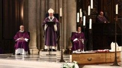 L'arcivescovo metropolita di Parigi Ulrich pronuncia l'omelia durante la Celebrazione delle esequie del cardinale Vingt-Trois