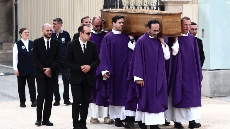 La bara viene portata all'altare daI sacerdoti ordinati dal cardinale Vingt-Trois mentre era arcivescovo metropolita di Parigi