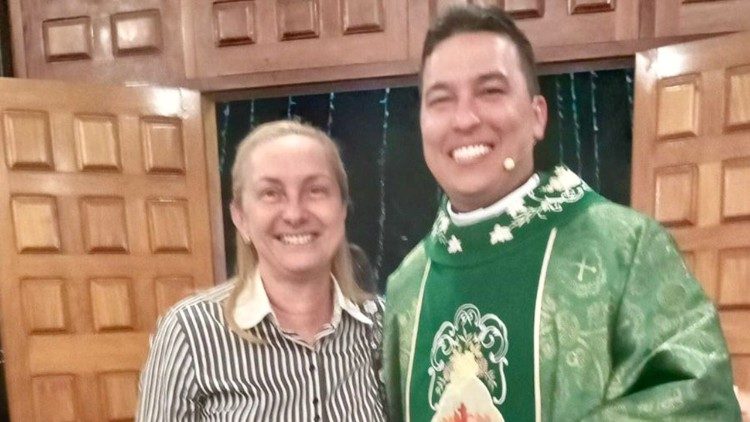 A autora, Rita de Sá Freire, e o Padre Rafael Souza dos Santos, Vigário Episcopal da Arquidiocese de Brasília e Reitor do Santuário Nossa Senhora da Saúde, em Brasília, DF