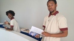 Filipe Jorge da Graça Andrade - visitando a pequena feira do livro, na edição 2025 do Festival de Literatura-Mundo do Sal. Ao lado, a jovem Liliane que também recitou poesias no Festival. 