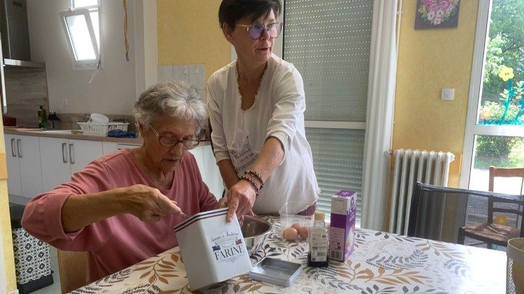 Josiane, les mains dans la farine.