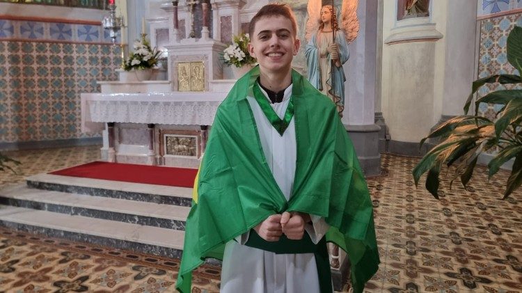 Yasser Nassere Procknow, 14 anos (Coroinha/acólito):