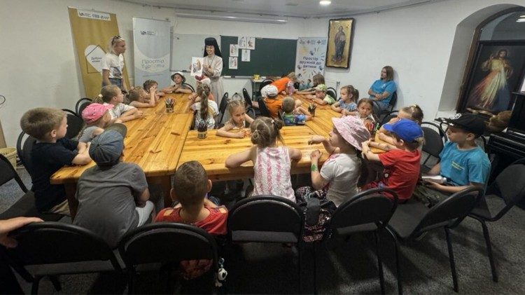 Un grupo de niños en Járkiv, Ucrania. León XIV donó paquetes de alimentos a familias de la ciudad.