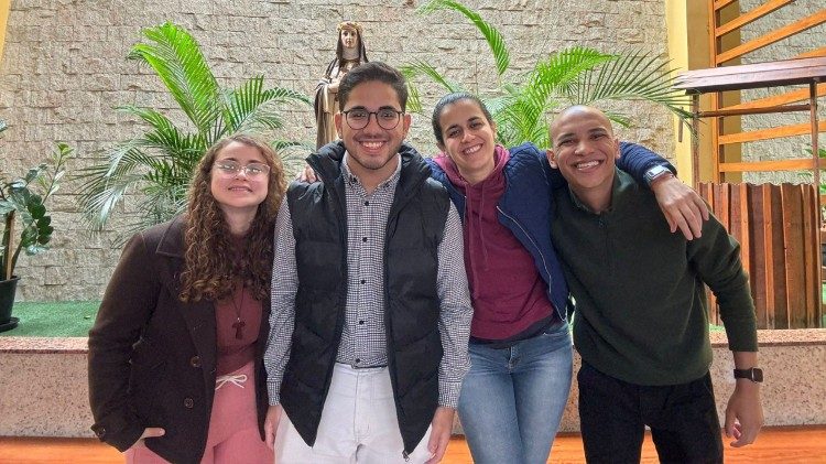 Regina e peregrinos da Paróquia Santa Rosa de Lima, de São Paulo (SP)