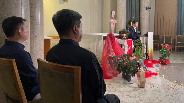 Un momento della preghiera nella cappella dell'Annunciazione a Palazzo Pio