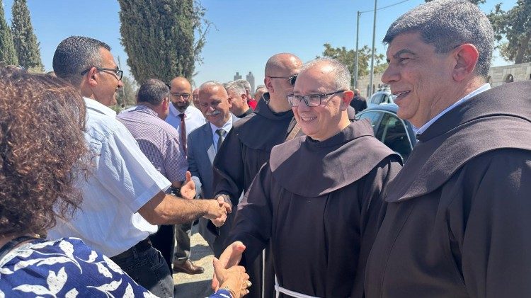 Padre Francesco Ielpo saluta i cattolici di Betlemme