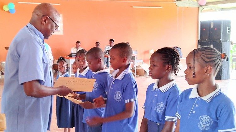 Des &eacute;l&egrave;ves &eacute;tudiant dans une &eacute;cole catholique au Mali.