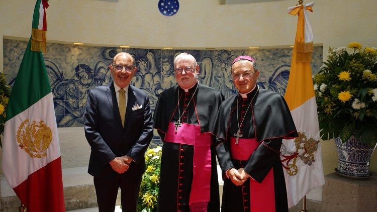 L'arcivescovo Gallagher con il nunzio apostolico in Messico, l'arcivescovo Spiteri (sulla destra)