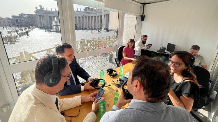Periodistas de Radio Vaticana-Vatican News en la nueva cabina de transmisión en la plaza de San Pedro