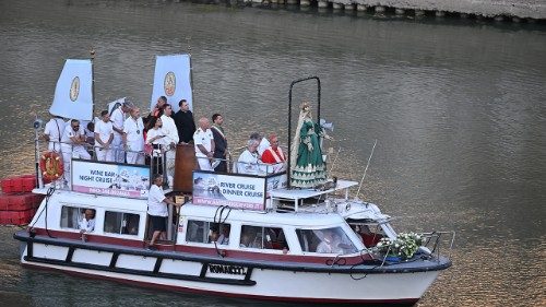 Latem na rzymskim Zatybrzu Matka Boża „wypływa” na Tyber