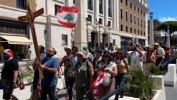 Los peregrinos que llegan del Líbano con motivo del Jubileo de la Juventud parten de Piazza Pia hacia la Puerta Santa