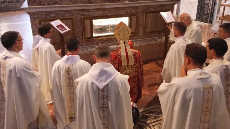 Jaunimo jubiliejaus piligrimai prie šv. Augustino kapo Pavijos bazilikoje 2025 m.