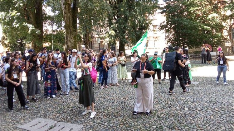 Alcuni giovani mentre fotografano la facciata della Basilica di San Pietro in Ciel d'Oro