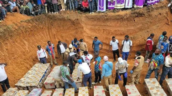 Pogrzeb ofiar masakry w Komandzie