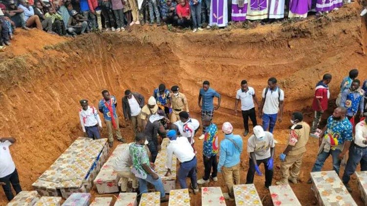 Beisetzung von 24 Opfern in Komanda