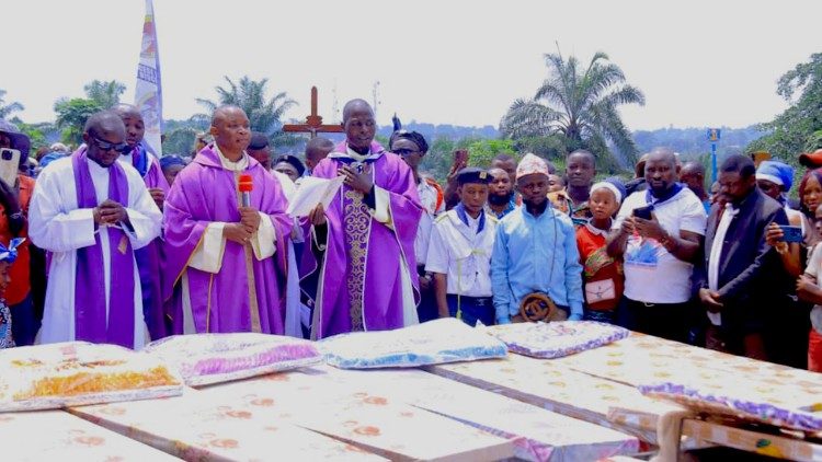 Begräbnis der Opfer in der Pfarrei Bienheureuse-Anuarite in Komanda