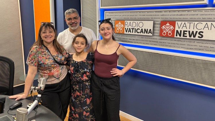 Greco com a família nos estúdios da Rádio Vaticano