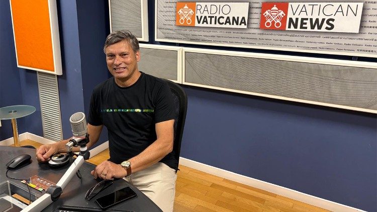 Jonny Mendes nos estúdios da Rádio Vaticano