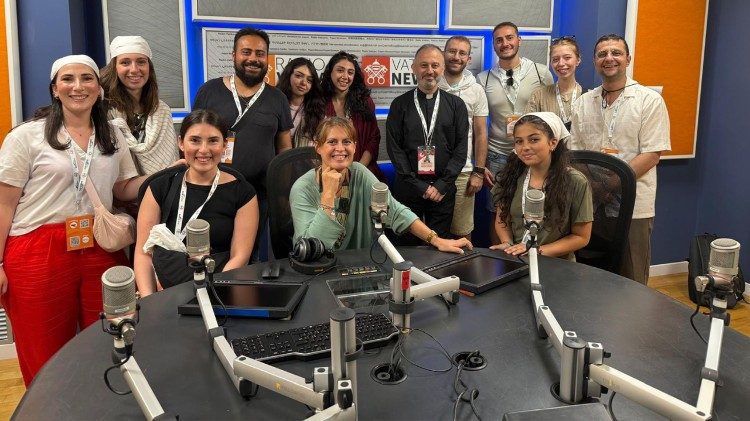 Գերապայծառ Գազանճեանը եւ երիտասարդները