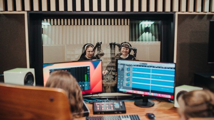 Siostry zakonne w studiu nagrań