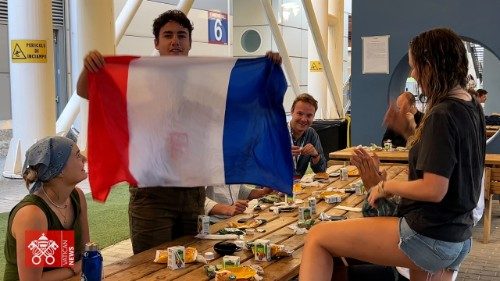 Alla Fiera di Roma tra zaini e sacchi a pelo: "Non vediamo l'ora di rivedere il Papa"