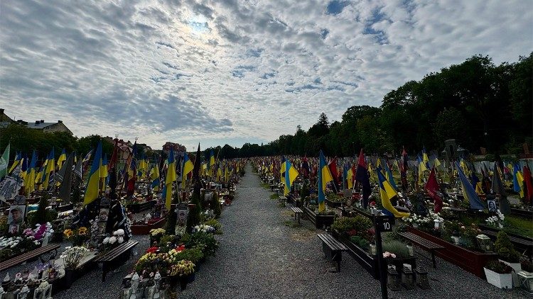 O Cardeal visitou o cemitério da cidade de Lviv, onde rezou pelos soldados mortos na guerra.
