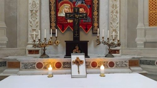 Rzym: przywieziono krzyż z nieśmiertelników – niezwykłą relikwię z czasów II wojny światowej