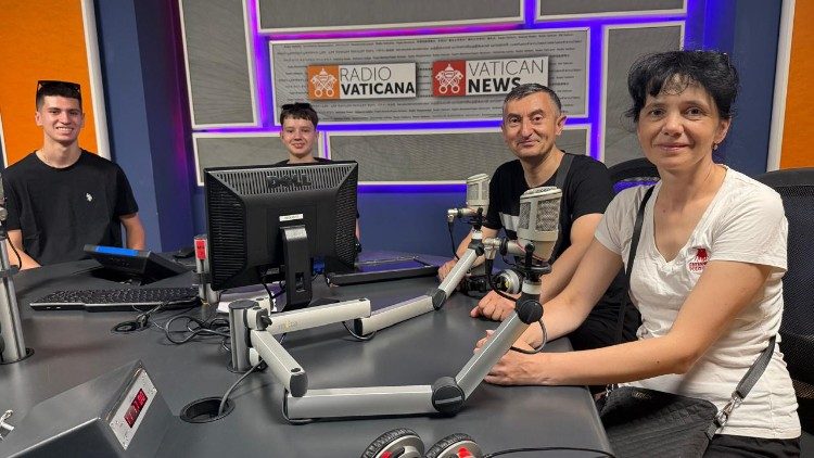 Le père Ivan Sichkaryk de l'Église grecque-catholique de l'archéparchie et sa famille. 