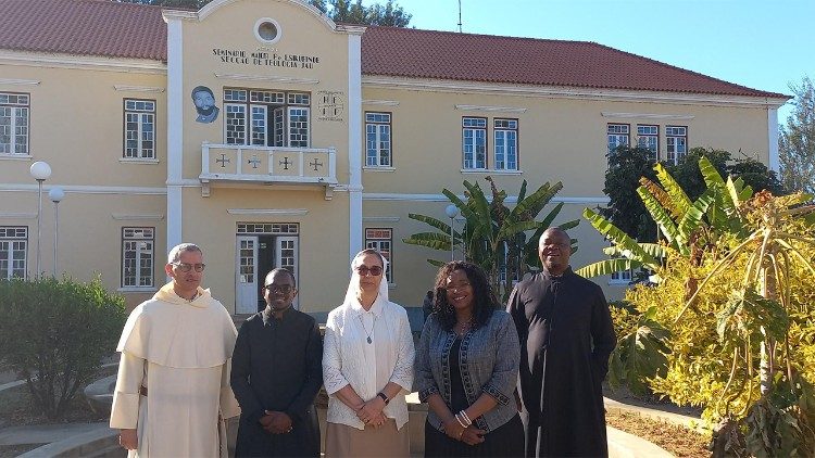 Equipa dos formadores no Seminário Maior P. Sikufinde