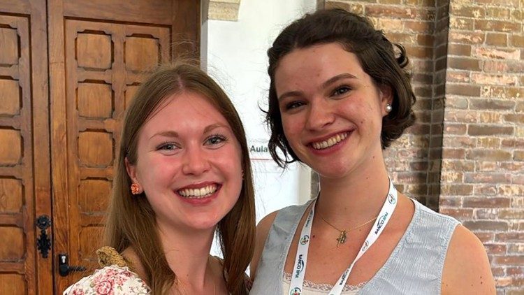 Theresa, 20, aus der Steiermark, und Theresa, 18 aus Wien, sind zum Jugend-Jubiläum nach Rom gereist und waren auch beim Österreicher-Treffen auf dem Aventin - Foto: Österreichische Bischofskonferenz