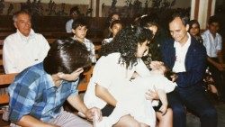 O jovem missionário Padre Roberto durante o batizado da pequena Mildred