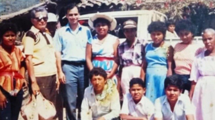 Der heutige Papst (3.v.l.) in seiner Zeit als Missionar in Peru - undatierte Aufnahme