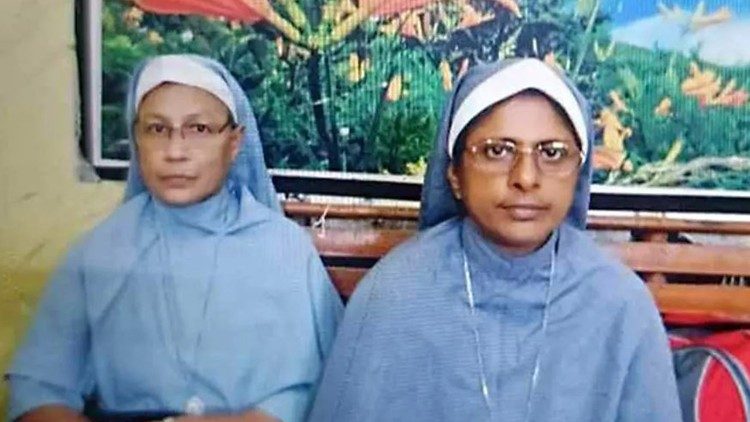 காவல்துறையால் கைது செய்யப்பட்ட சகோதரிகள் 