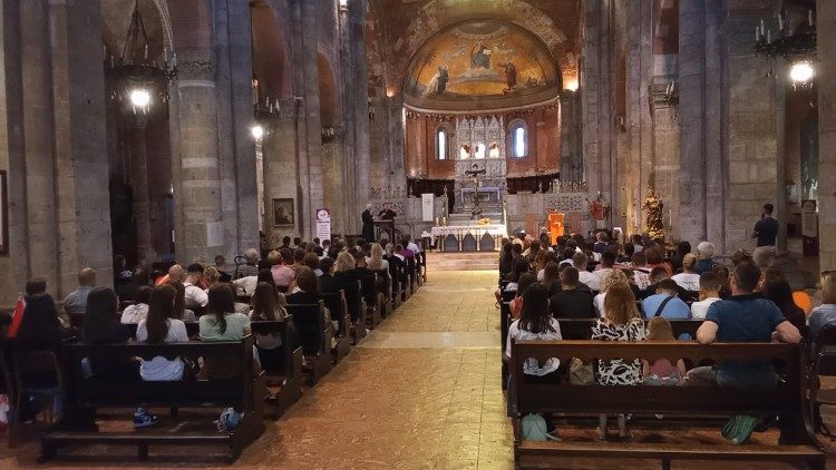 La Basilica di San Pietro in Ciel d'Oro, a Pavia, colma di giovani pellegrini diretti a Roma per il Giubileo a loro dedicato
