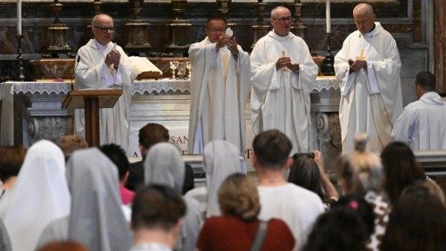 Kard. Ryś przy grobie św. Jana Pawła II: Drzwi Święte to nasze uszy, oczy i usta