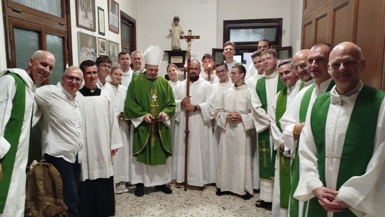 Vysk. S. Bužauskas su kunigais prieš Mišias Šv. Antano bažnyčioje