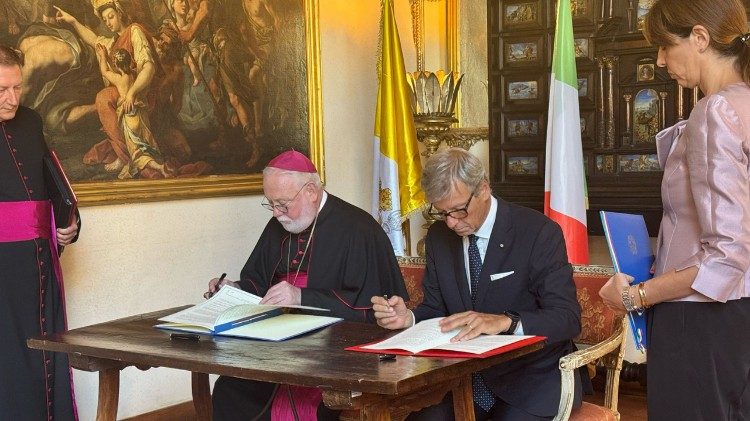 Archbishop Gallagher and Ambassador Di Nitto sign agreement
