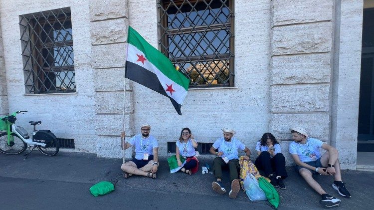 Os peregrinos sírios diante da sede da Rádio Vaticano