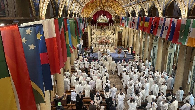 Sacerdotes celebram na casa-mãe, ao lado do túmulo de São Vicente de Paulo