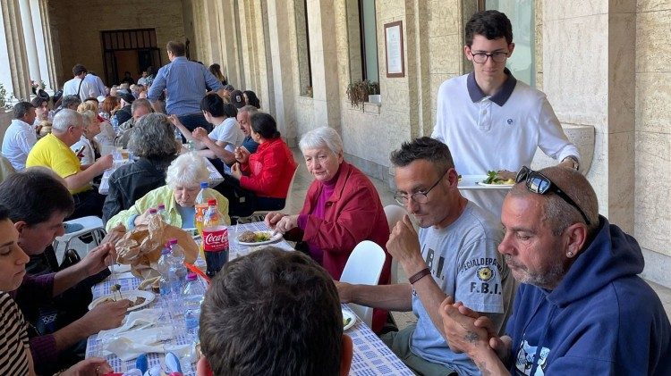 Gabriele Palagiano, 22 let, je jedním z 200 dobrovolníků, kteří dnes podávali oběd na Den práce v Irském kolegiu.