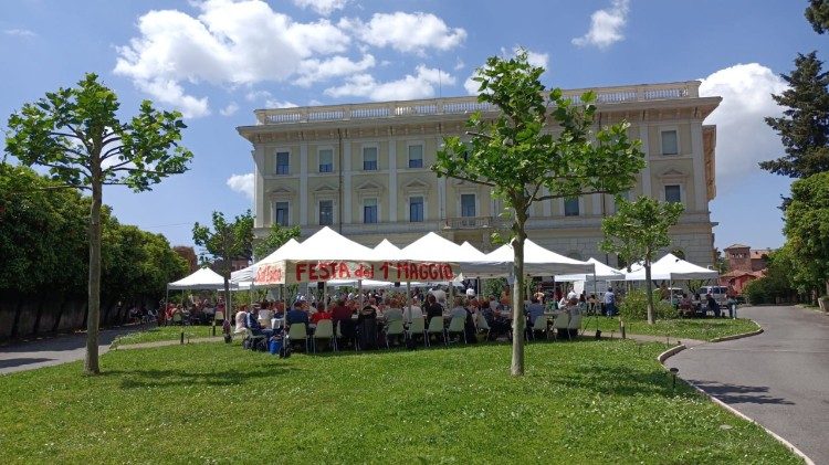 Komunita Sant'Egidio pozvala na oběd 400 chudých do dvora Irského kolegia v Římě.