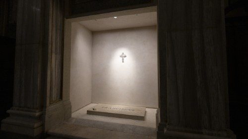 Homenajes y oraciones, la afluencia de fieles a la tumba de "Franciscus"