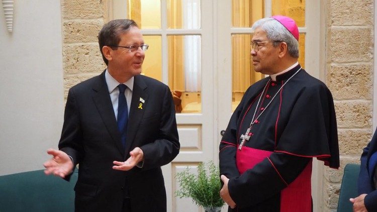 O encontro entre o presidente isarelense, Isaac Herzog, e o núncio apostólico Adolfo Tito Yllana (Vatican Media)
