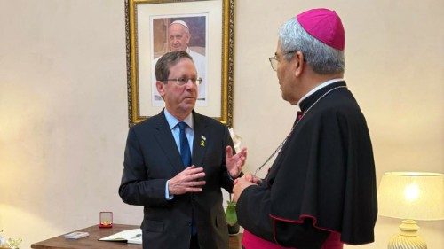 Israel, Herzog assina registro de condolências pelo Papa Francisco