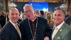 Старшыня Папскага фонду Уорд Фітцджэральд, кардынал Цімаці Долан і віцэ-старшыня Тім Рыстаф  (злева направа) падчас мерапрыемства "Papal Foundation"