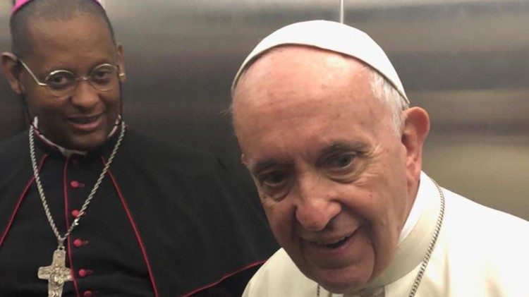 Le Saint-Père dans l'ascenseur avec Mgr David Macaire, archevêque de Saint-Pierre et Fort-de-France.