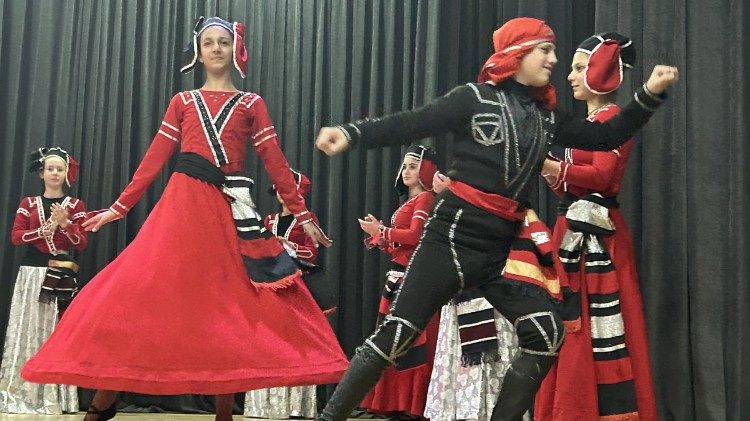 Tanztheater von Kindern im Caritas-Zentrum von Tbilisi